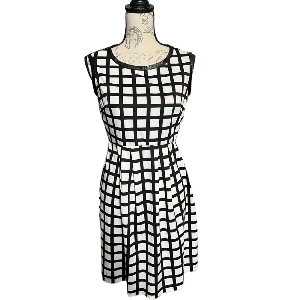 NWT Head turning black and white dress size 6